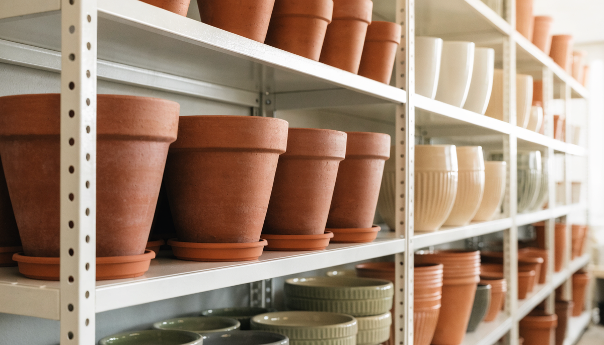 Rayon de jardinerie avec des pots et jardinières de différentes tailles Image
