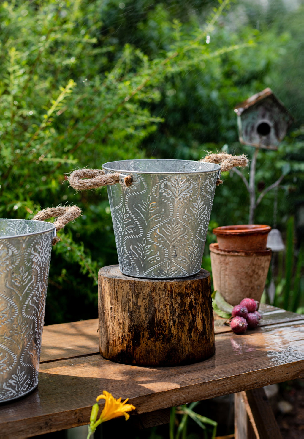 Pot de fleur en zinc galvanisé à relief floral, anses en corde