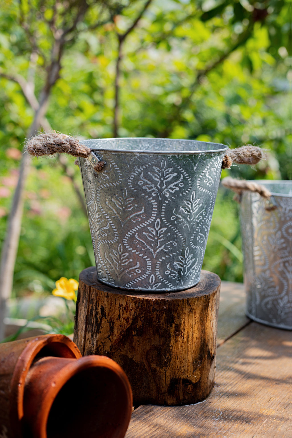 Pot de fleur en zinc galvanisé à relief floral, anses en corde