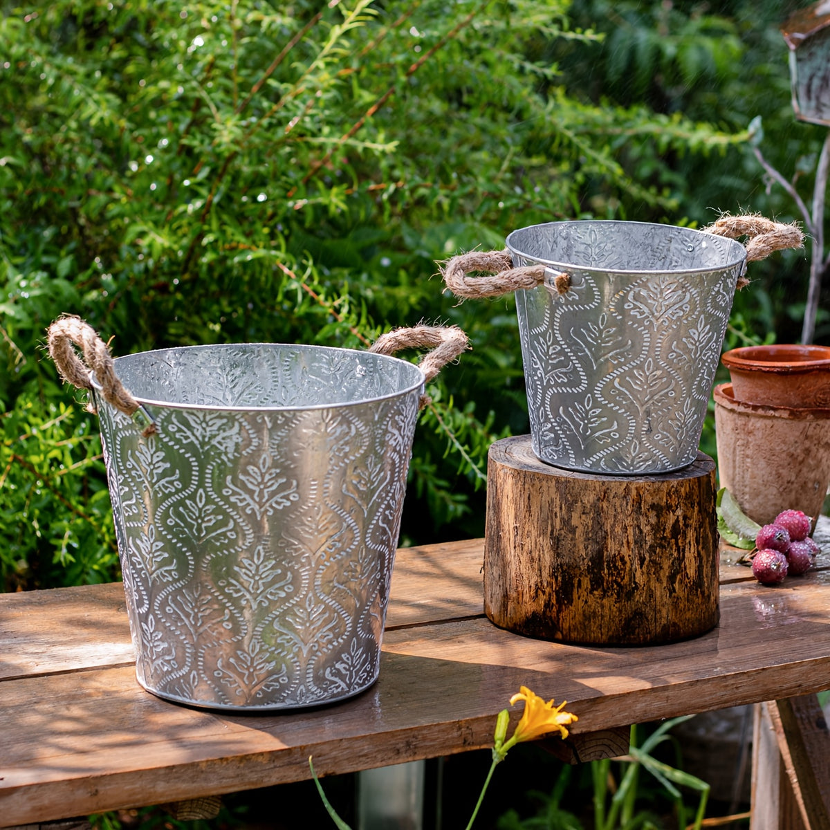 Pot de fleur en zinc galvanisé à relief floral, anses en corde