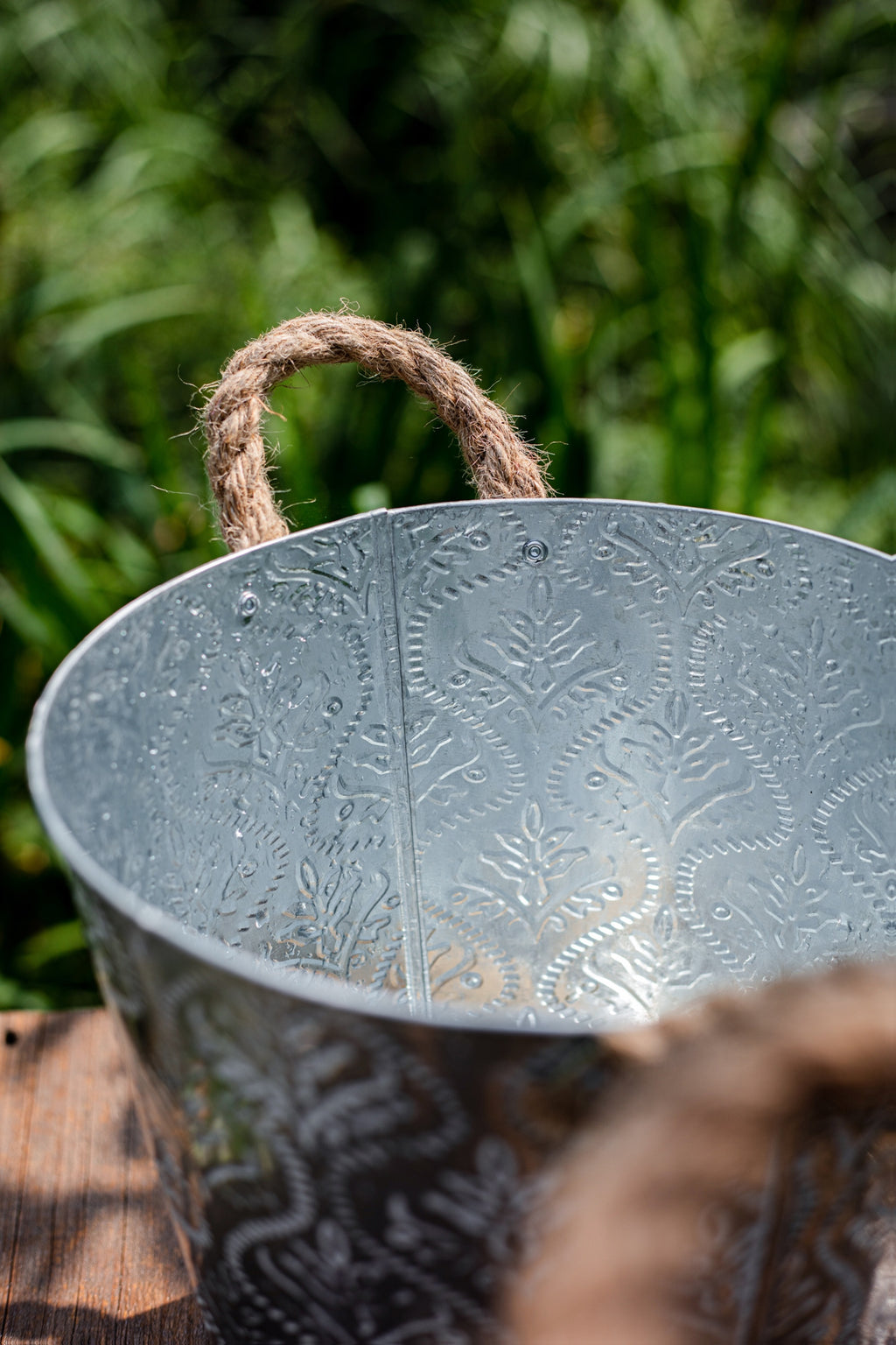 Pot de fleur en zinc galvanisé à relief floral, anses en corde