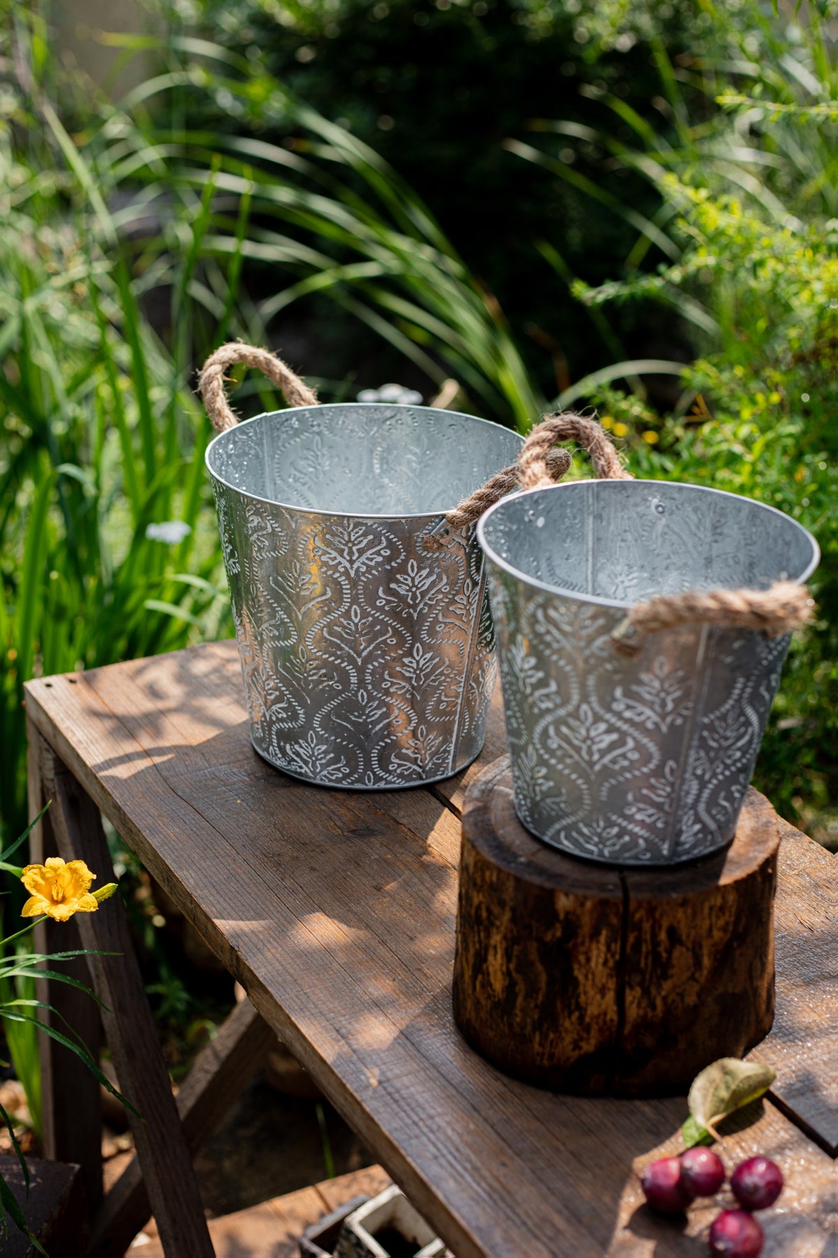 Pot de fleur en zinc galvanisé à relief floral, anses en corde