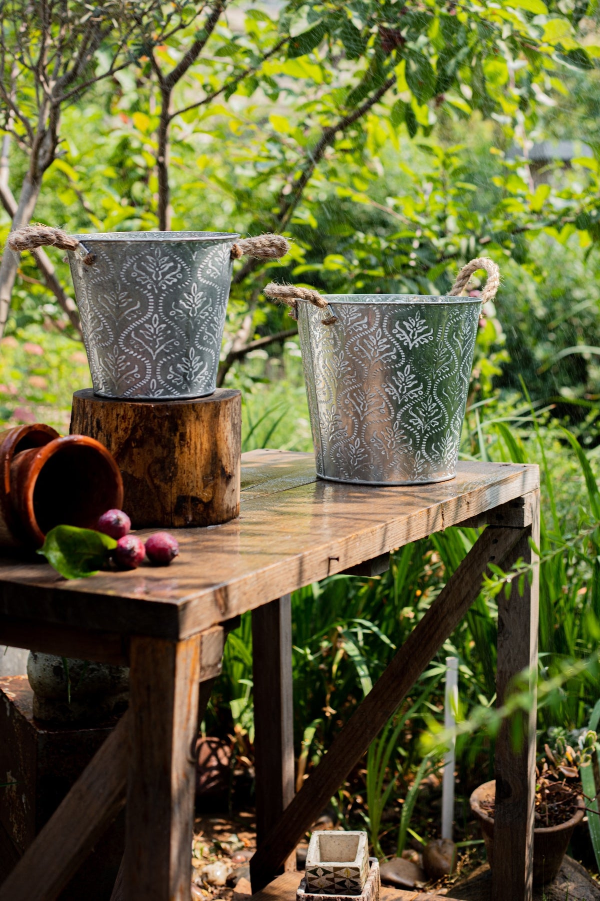 Pot de fleur en zinc galvanisé à relief floral, anses en corde