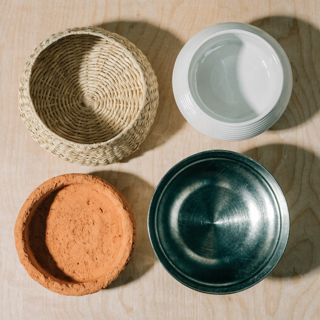 Quatre cache-pots vides : osier, céramique émaillée, terre cuite et zinc