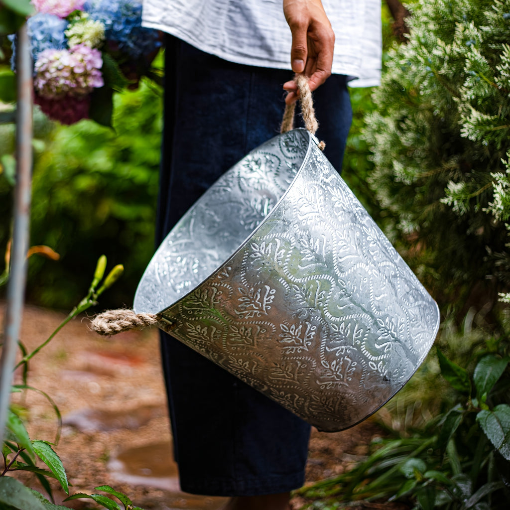 Pot de fleur en zinc galvanisé à relief floral, anses en corde