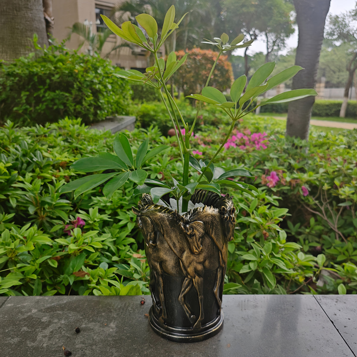 Cache-pot cheval en résine effet bronze — Noir vintage 23 cm
