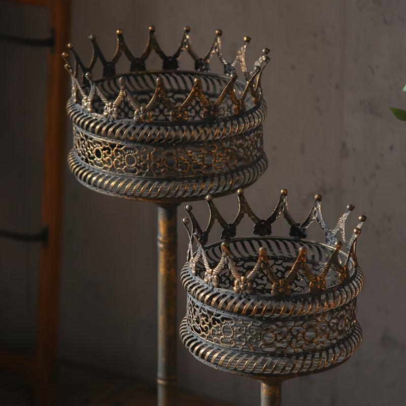 Cache-pot sur pied en métal doré vieilli, motif couronne ajourée