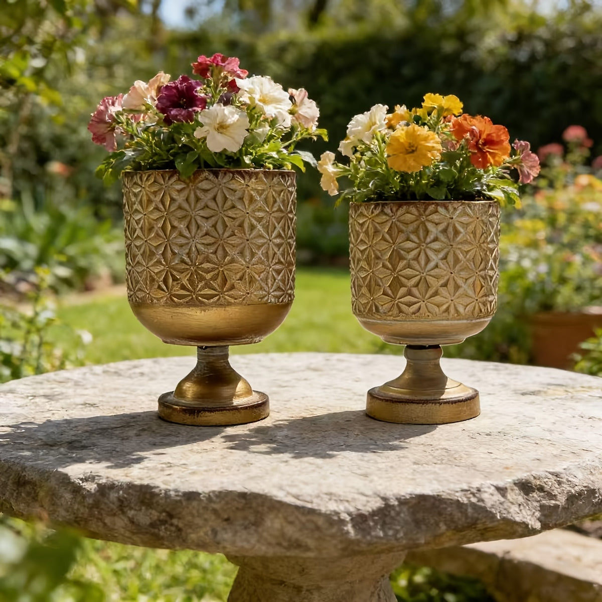Cache-pot sur pied en métal doré - motif géométrique rétro