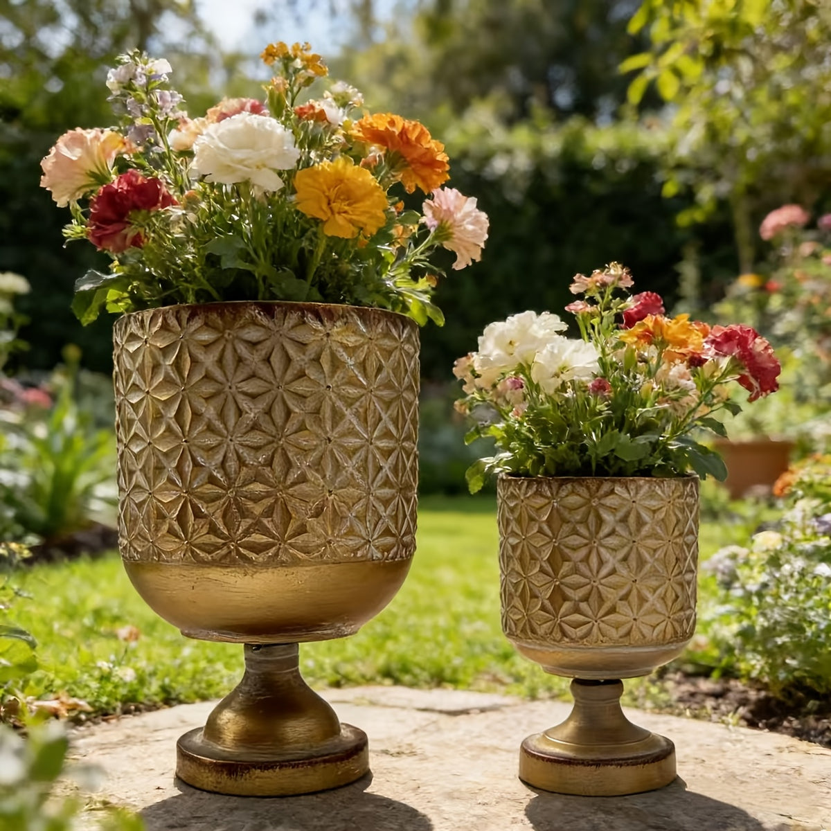 Cache-pot sur pied en métal doré - motif géométrique rétro