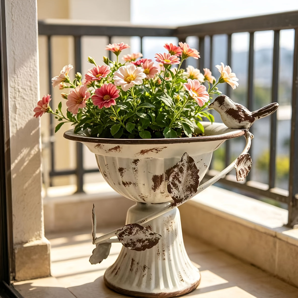 Cache-pot vintage en métal blanc vieilli avec oiseau, 19 cm