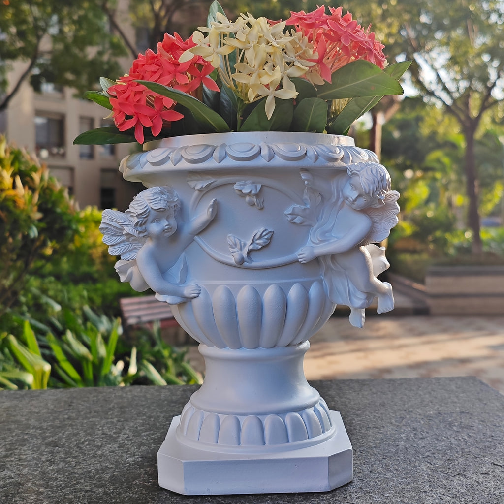 Cache-pot vintage sur pied — vasque aux anges en résine