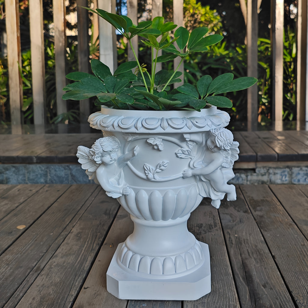 Cache-pot vintage sur pied — vasque aux anges en résine