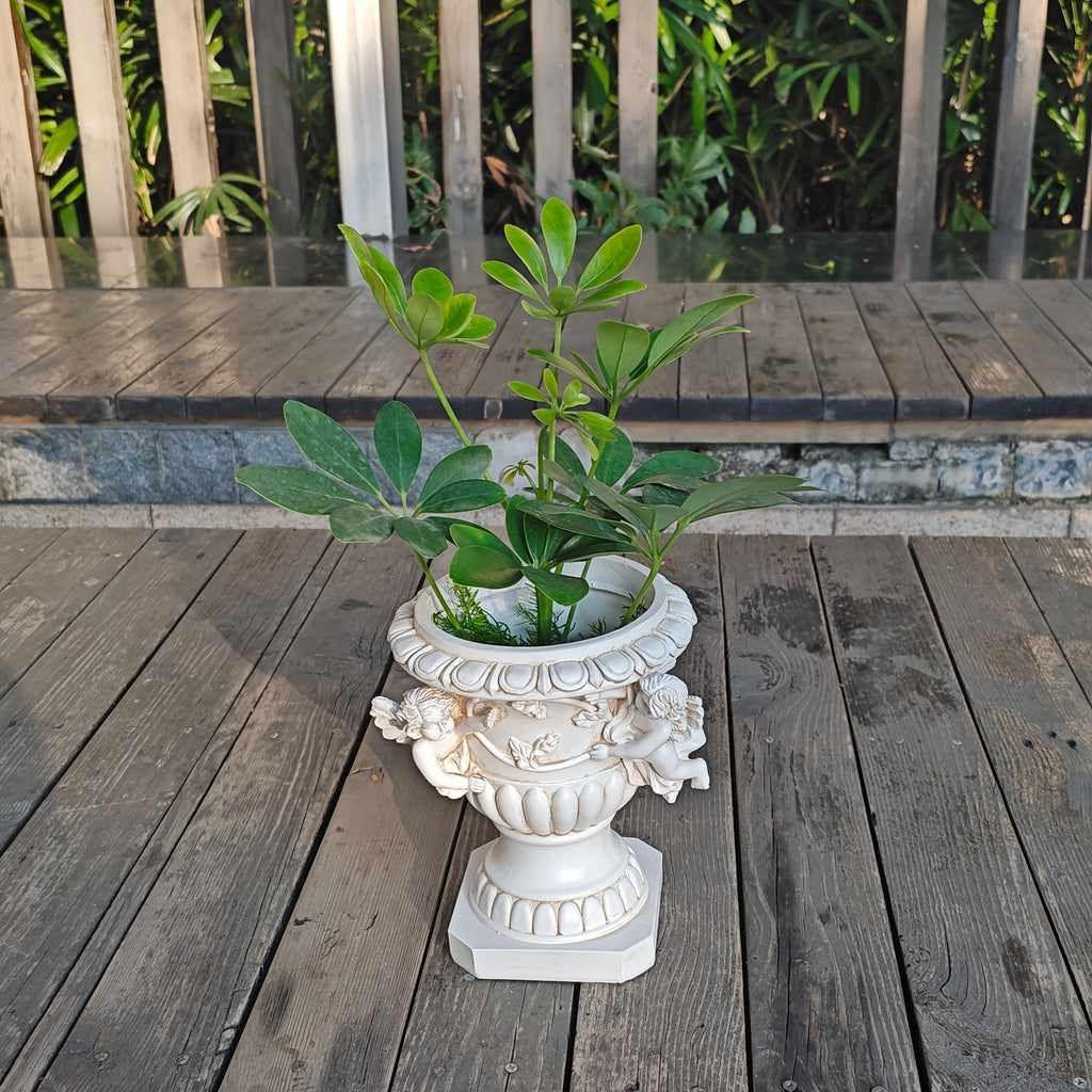 Cache-pot vintage sur pied — vasque aux anges en résine