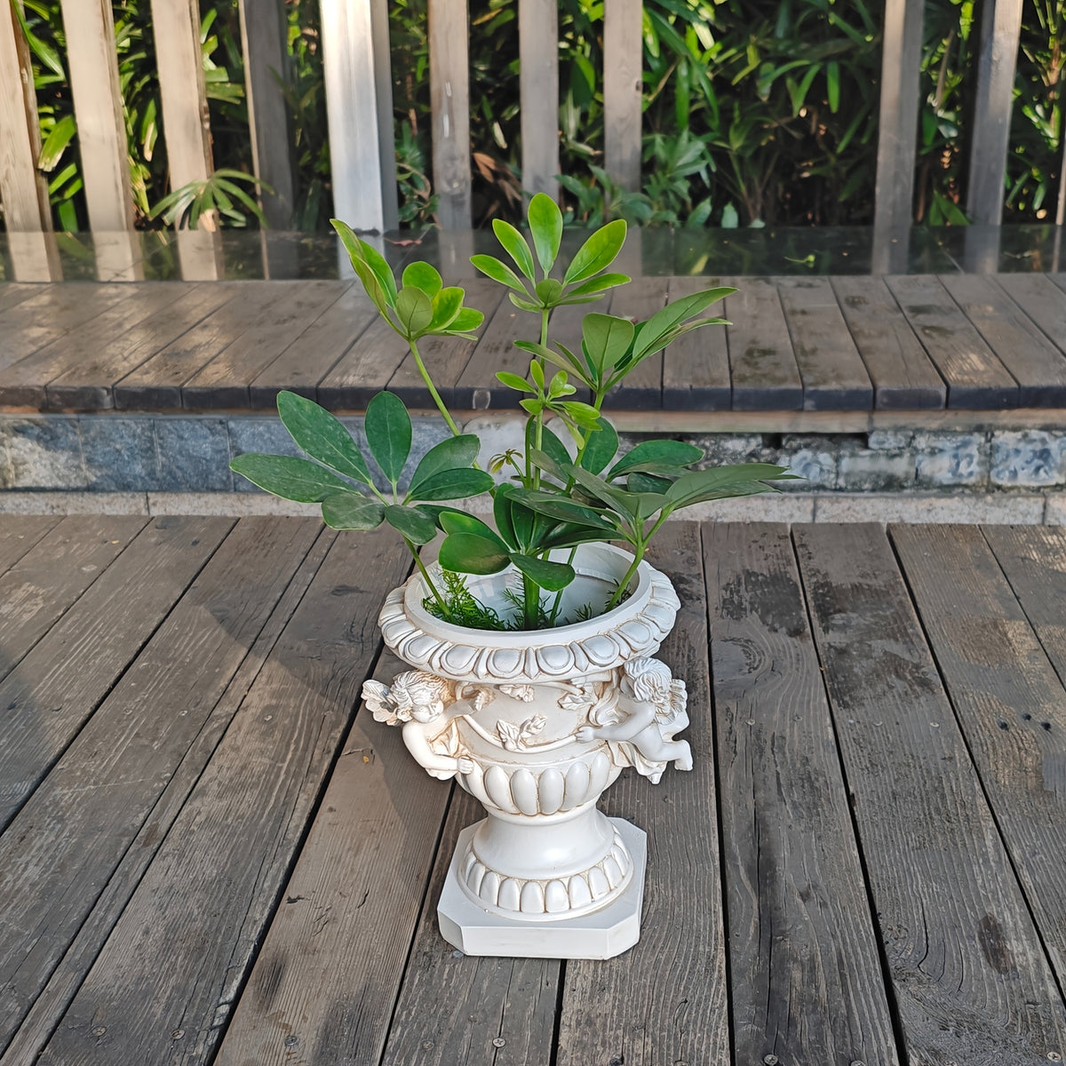 Cache-pot vintage sur pied — vasque aux anges en résine