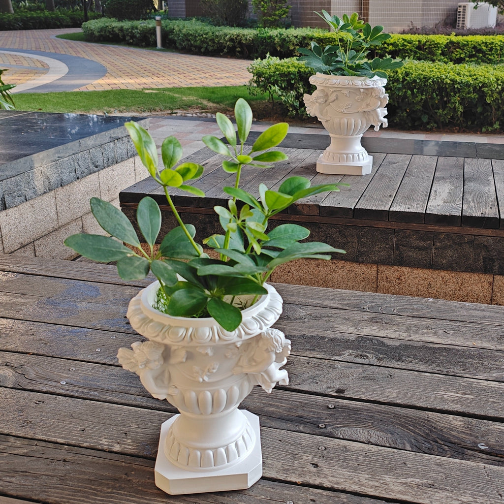 Cache-pot vintage sur pied — vasque aux anges en résine