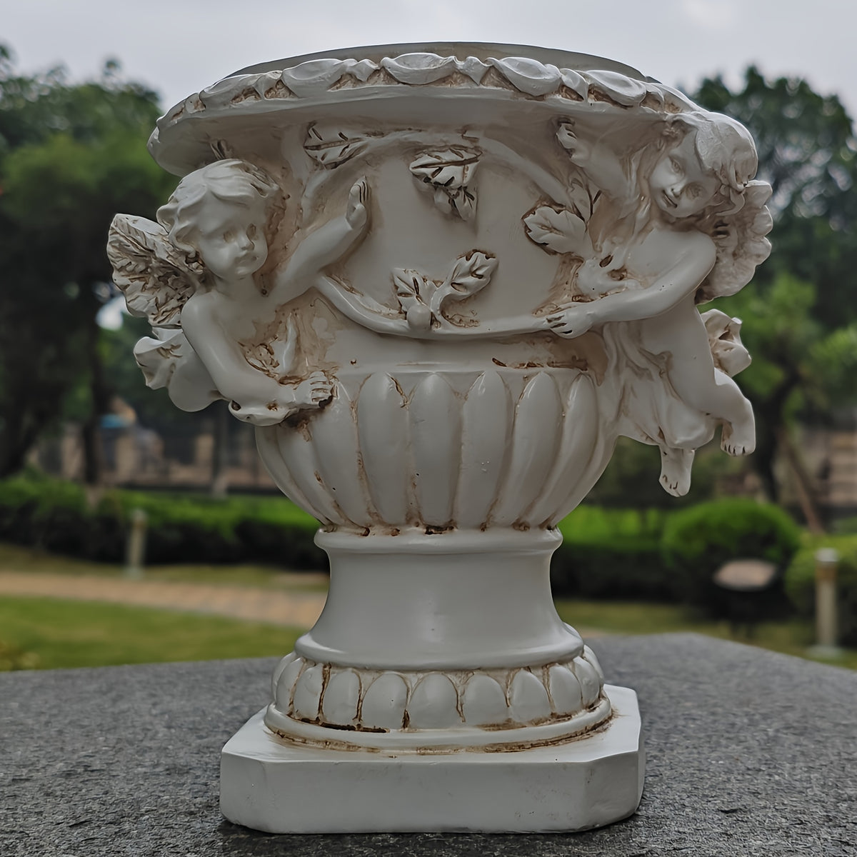 Cache-pot vintage sur pied — vasque aux anges en résine