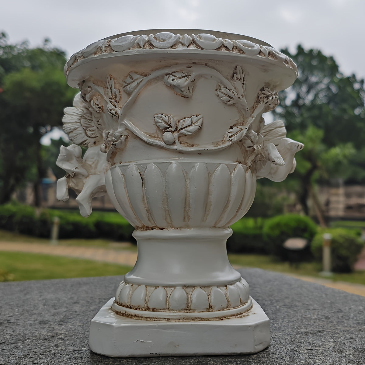 Cache-pot vintage sur pied — vasque aux anges en résine