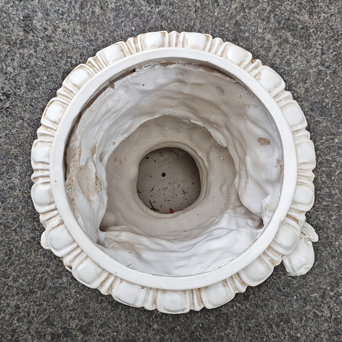 Cache-pot vintage sur pied — vasque aux anges en résine