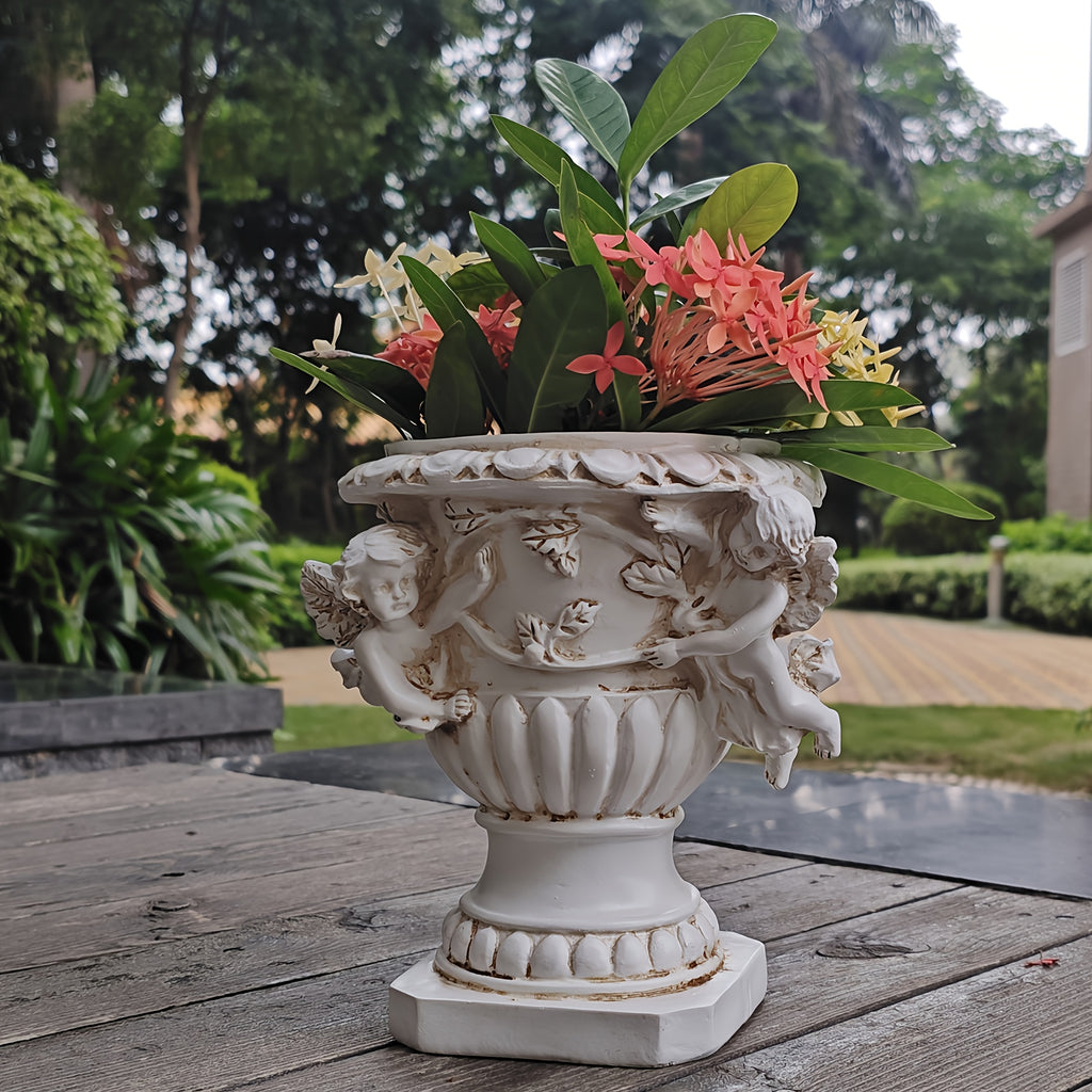 Cache-pot vintage sur pied — vasque aux anges en résine