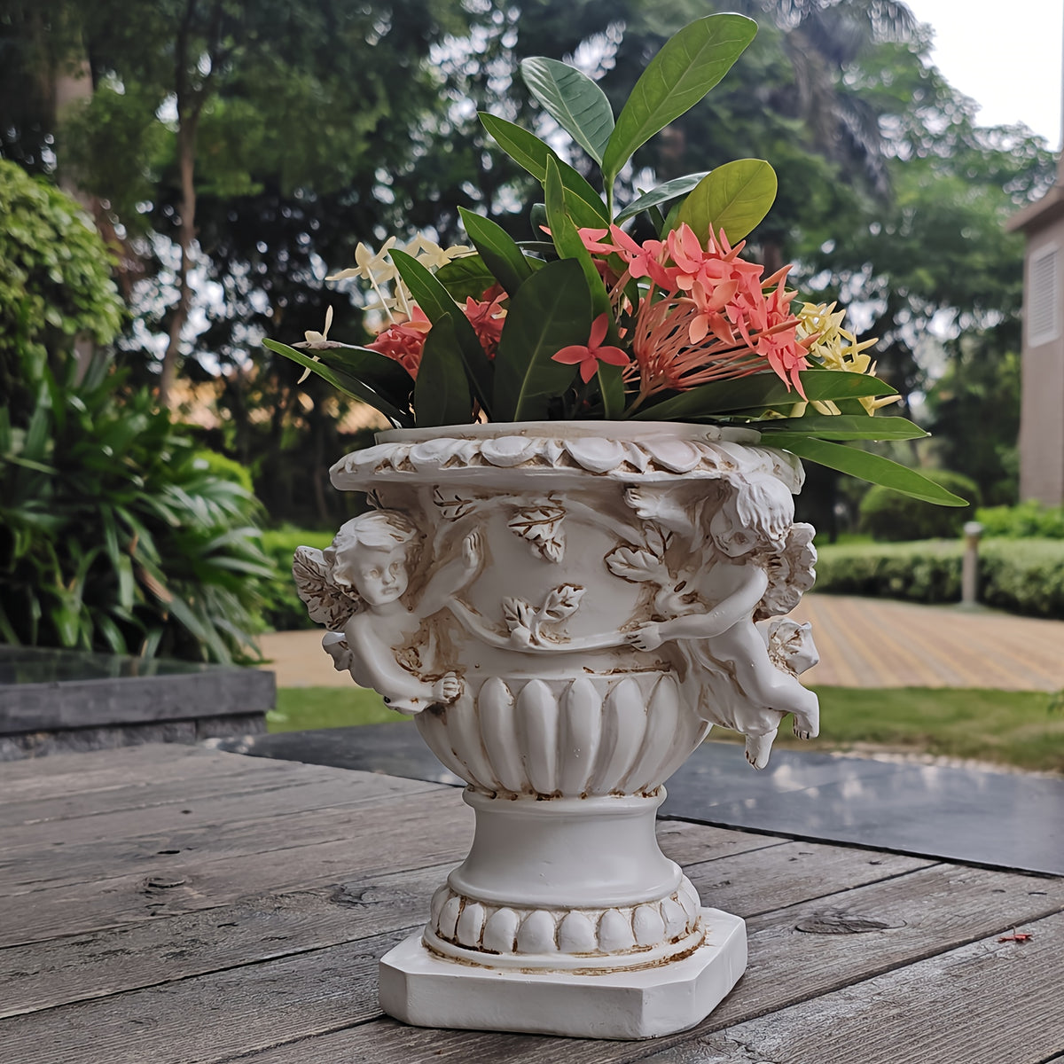 Cache-pot vintage sur pied — vasque aux anges en résine