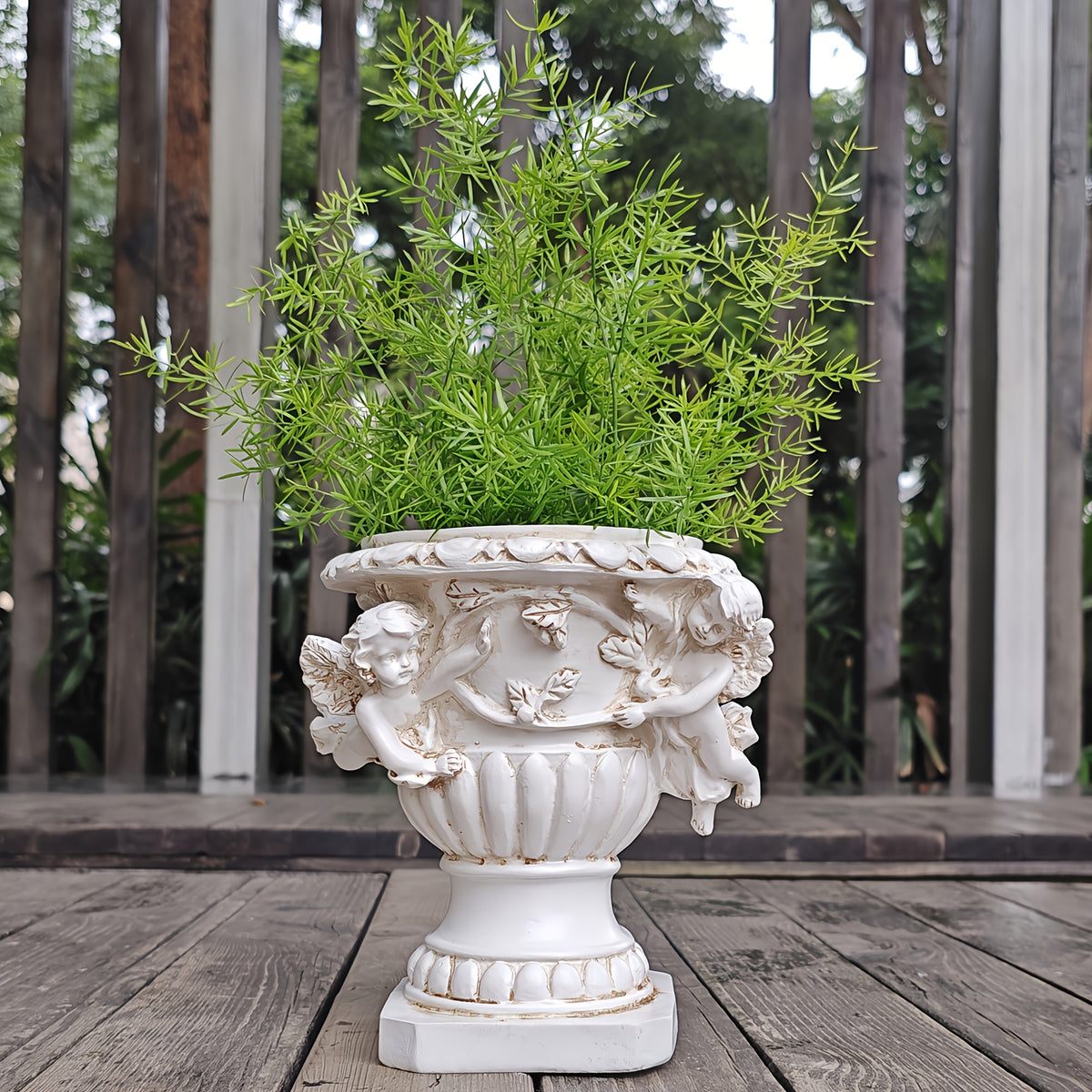 Cache-pot vintage sur pied — vasque aux anges en résine