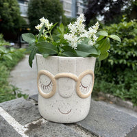 Cache-pot visage Ø 11 cm — blanc moucheté à lunettes rondes