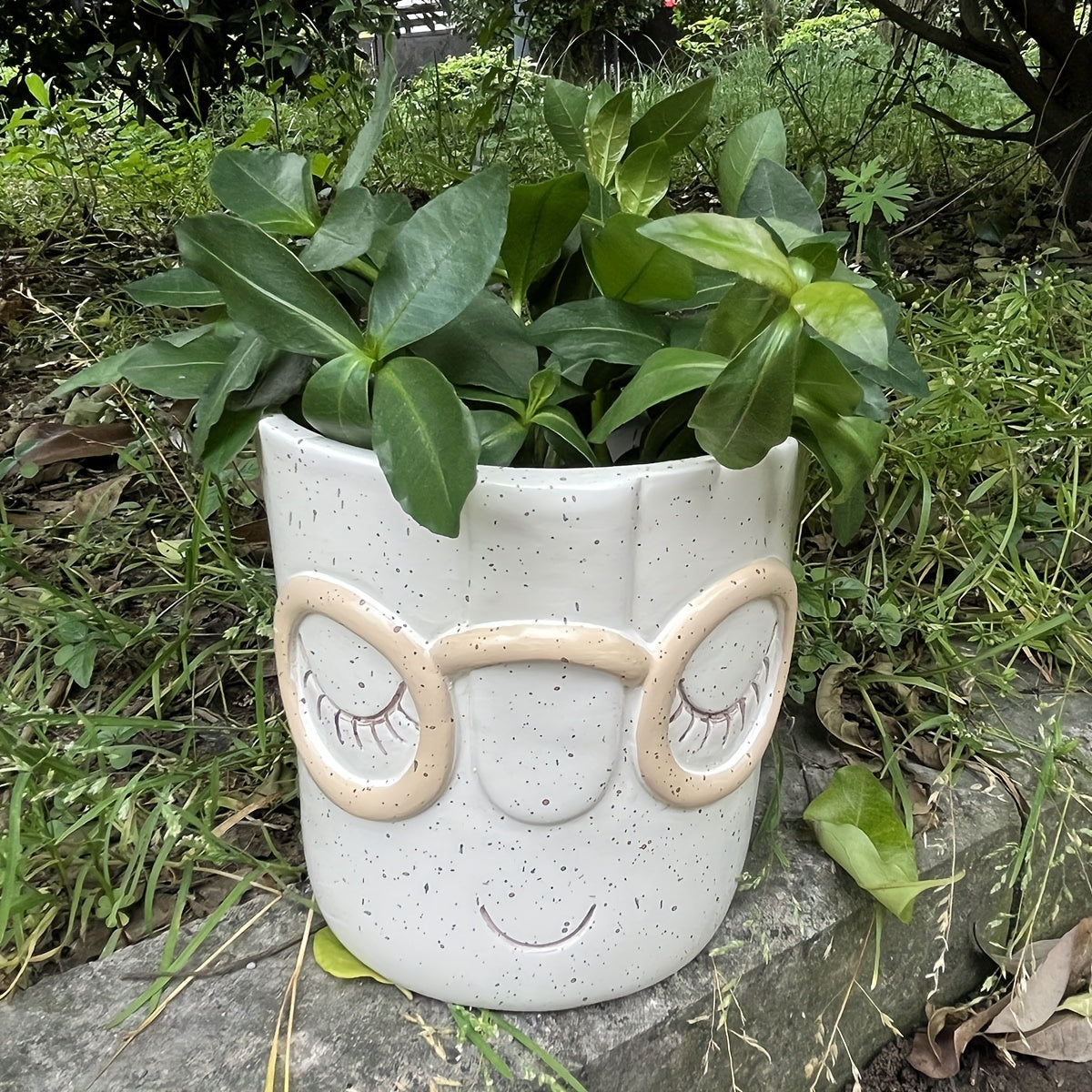 Cache-pot visage Ø 11 cm — blanc moucheté à lunettes rondes
