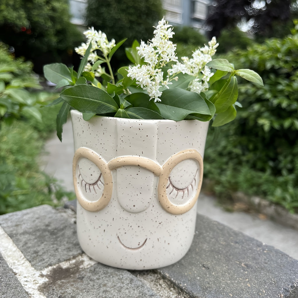 Cache-pot visage Ø 11 cm — blanc moucheté à lunettes rondes