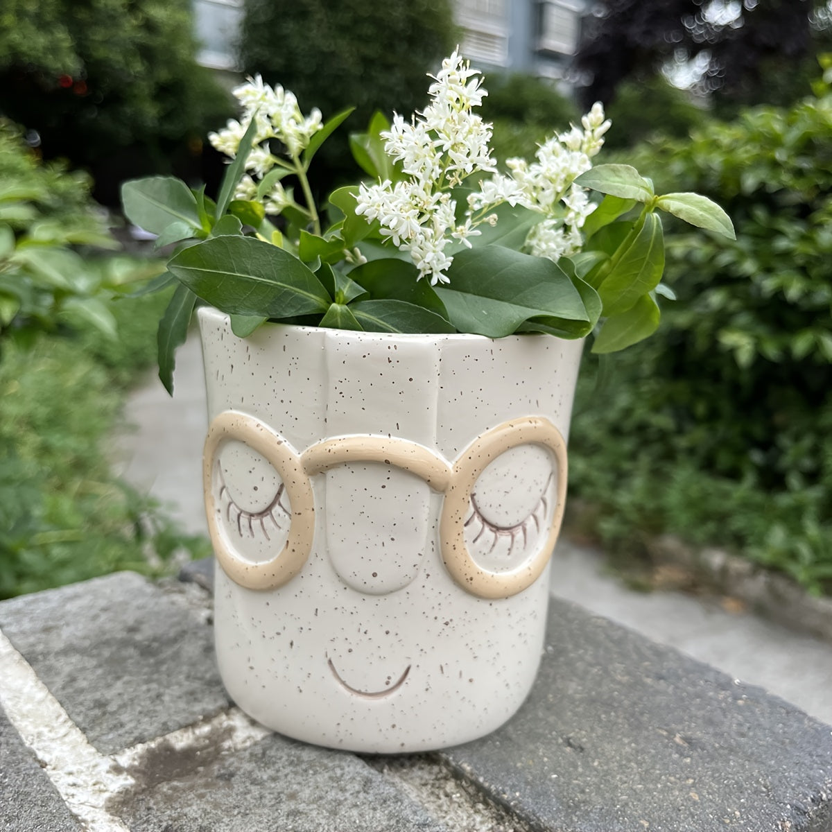 Cache-pot visage Ø 11 cm — blanc moucheté à lunettes rondes