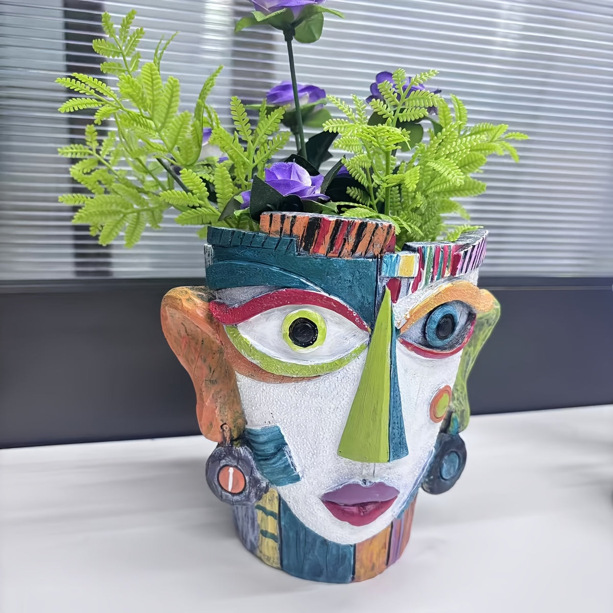 Cache-pot visage cubiste multicolore en résine — 18 cm de haut