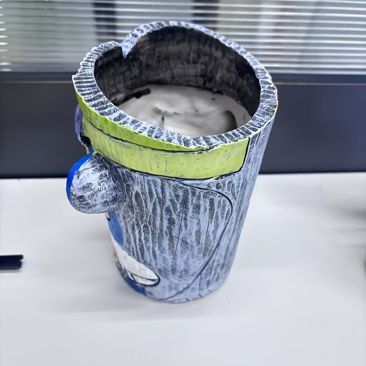 Cache-pot visage cubiste multicolore en résine — 18 cm de haut
