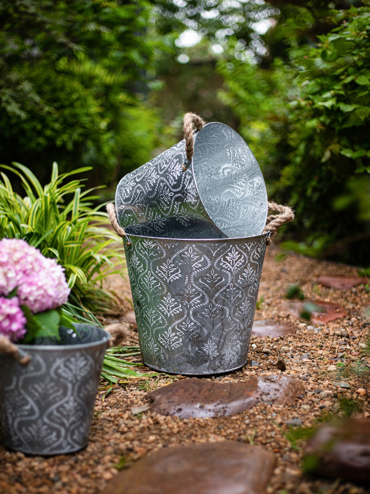 Pot de fleur en zinc galvanisé à relief floral, anses en corde