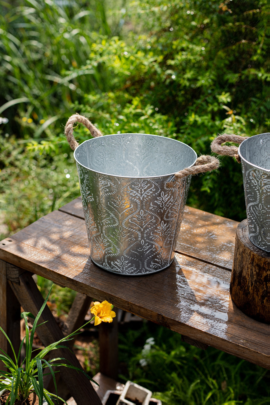 Pot de fleur en zinc galvanisé à relief floral, anses en corde