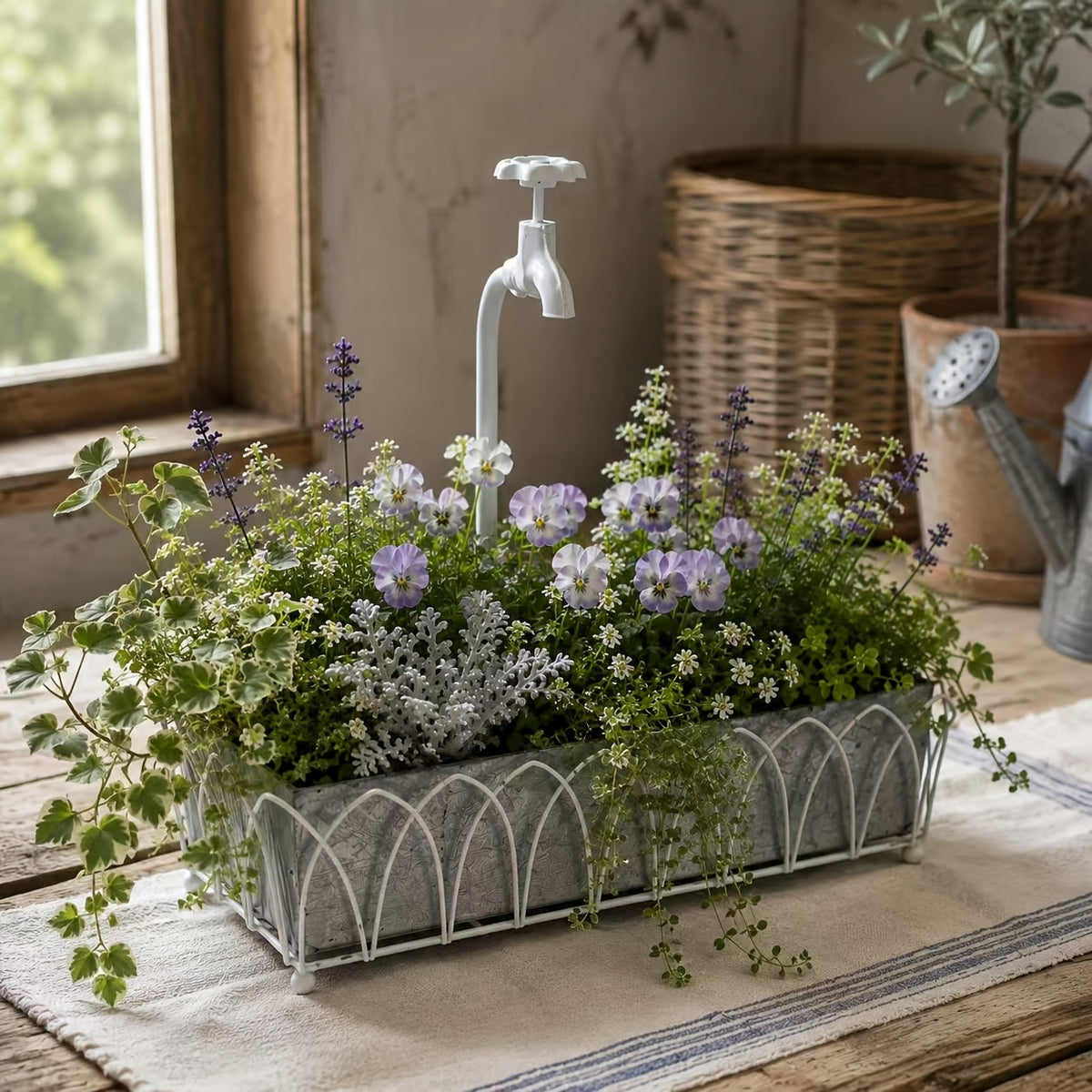 Jardinière décorative en zinc avec robinet blanc — 38x18 cm