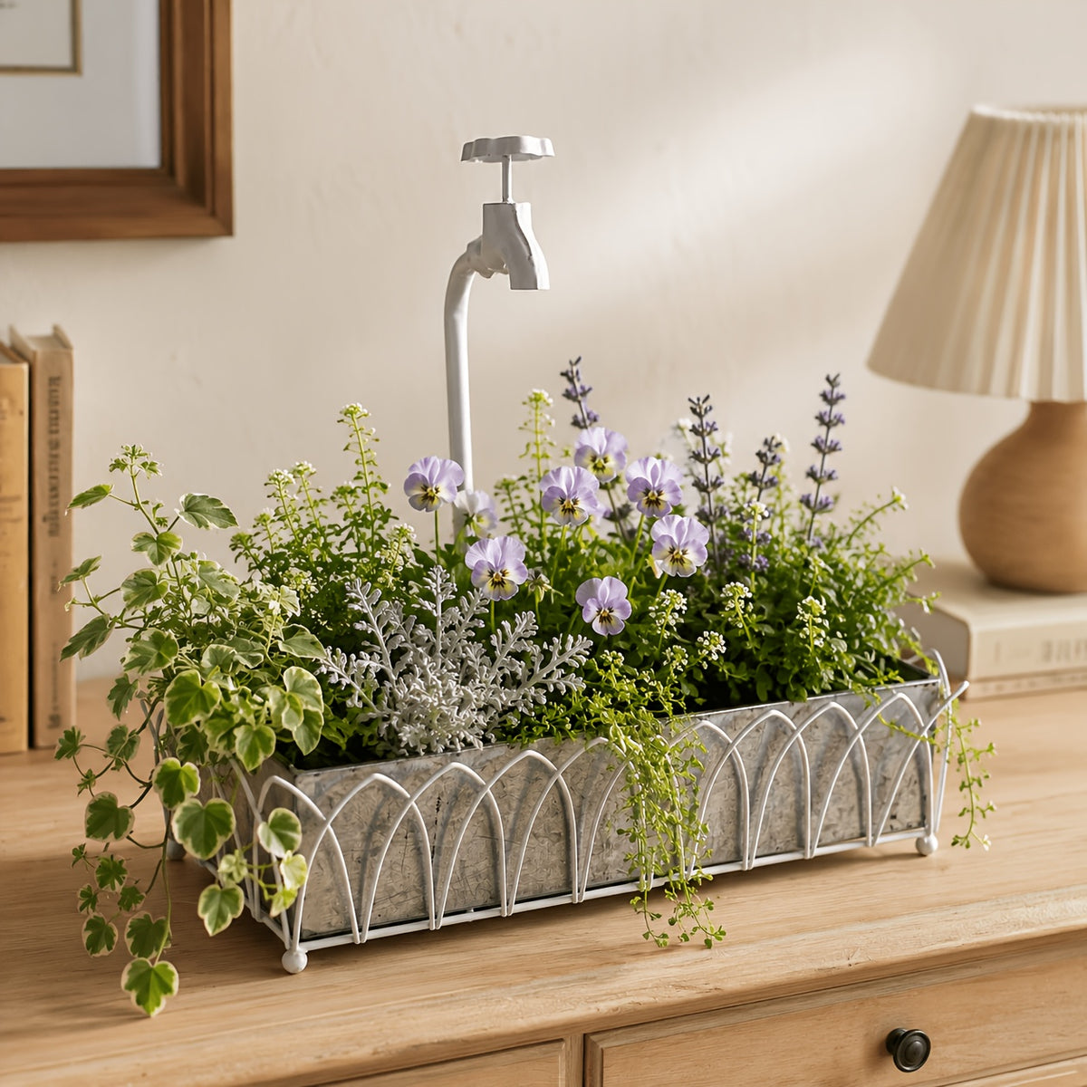 Jardinière décorative en zinc avec robinet blanc — 38x18 cm