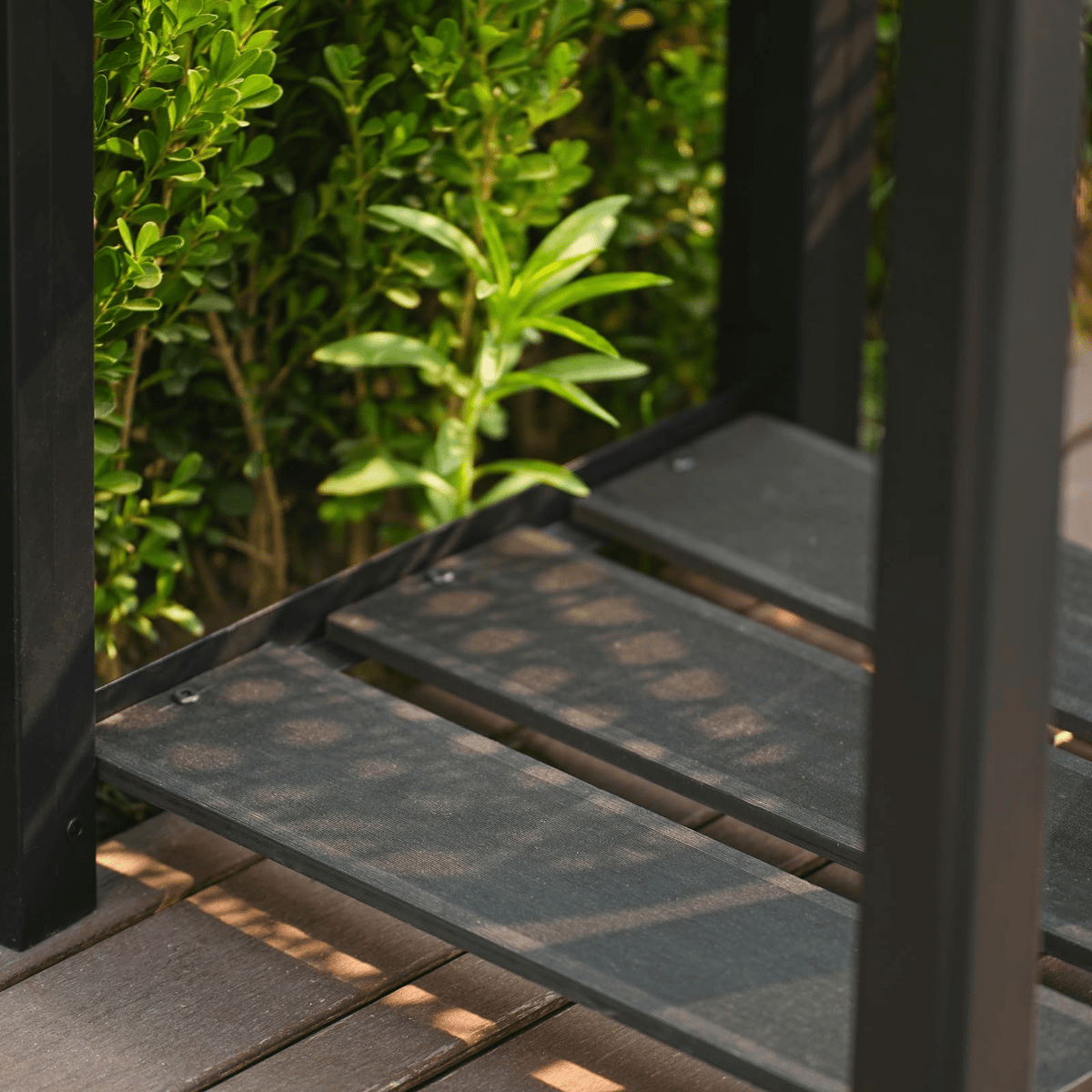 Jardinière surélevée 109x49x85 cm aspect bois avec étagère