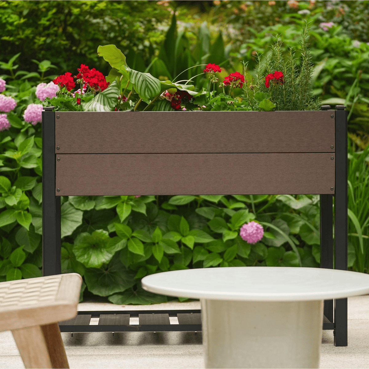 Jardinière surélevée 109x49x85 cm aspect bois avec étagère