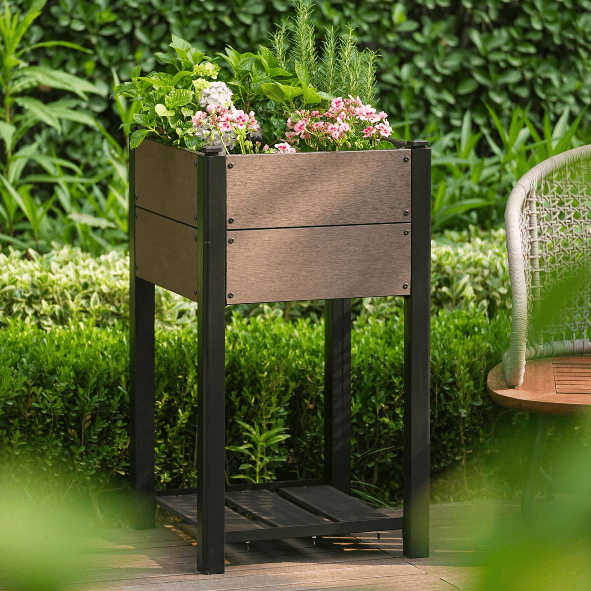 Jardinière surélevée 109x49x85 cm aspect bois avec étagère