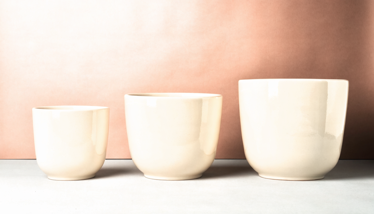 Trois cache-pots en céramique de diamètres croissants, alignés