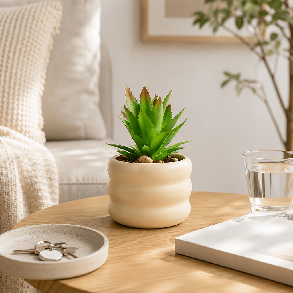 Petit cache-pot en céramique beige avec son aloès artificiel