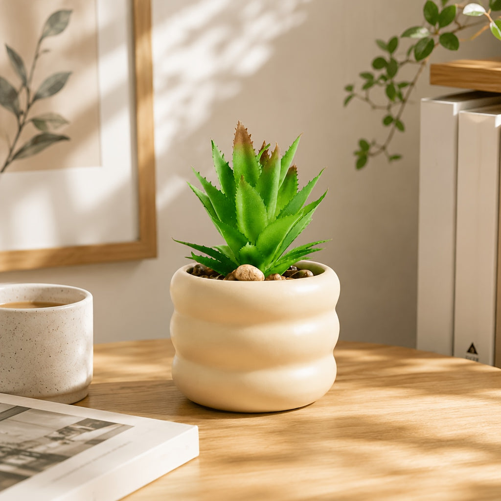 Petit cache-pot en céramique beige avec son aloès artificiel