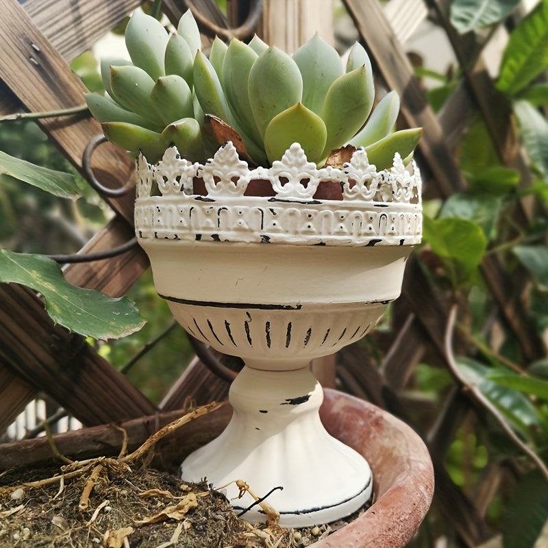Petit cache-pot vintage en métal blanc dentelle Ø 12 cm