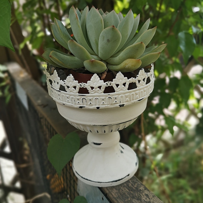 Petit cache-pot vintage en métal blanc dentelle Ø 12 cm