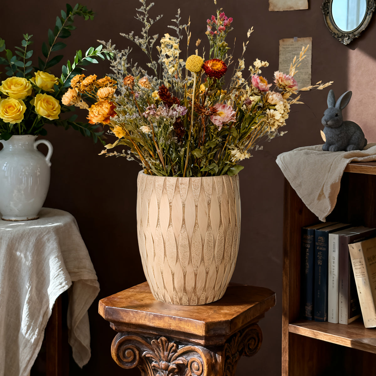 Pot de fleur en béton beige camel à relief sculpté, 2 tailles