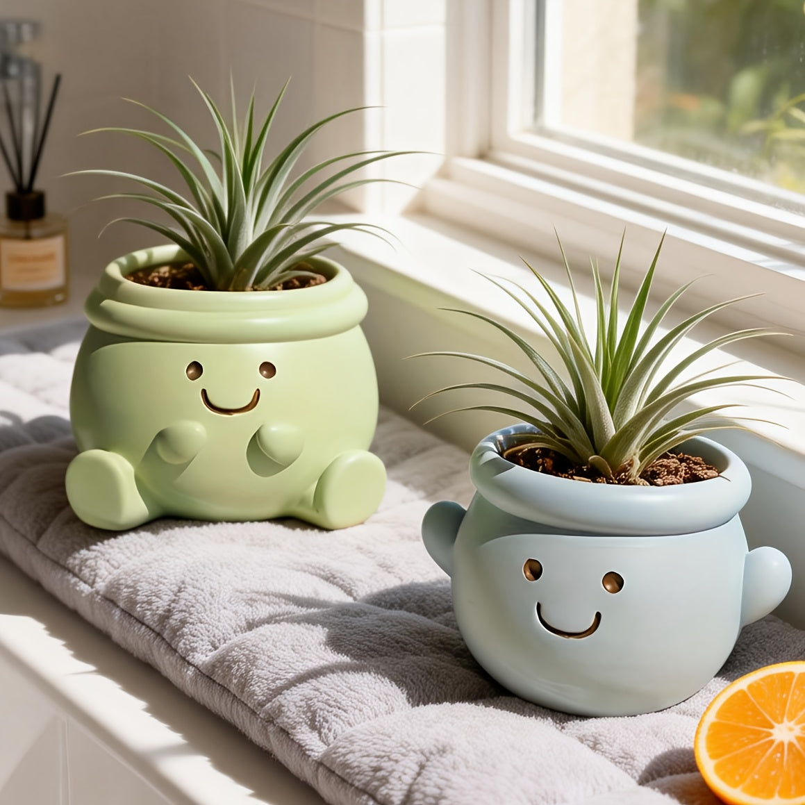 Pot de fleur extérieur en résine Ø 12 cm — visage souriant