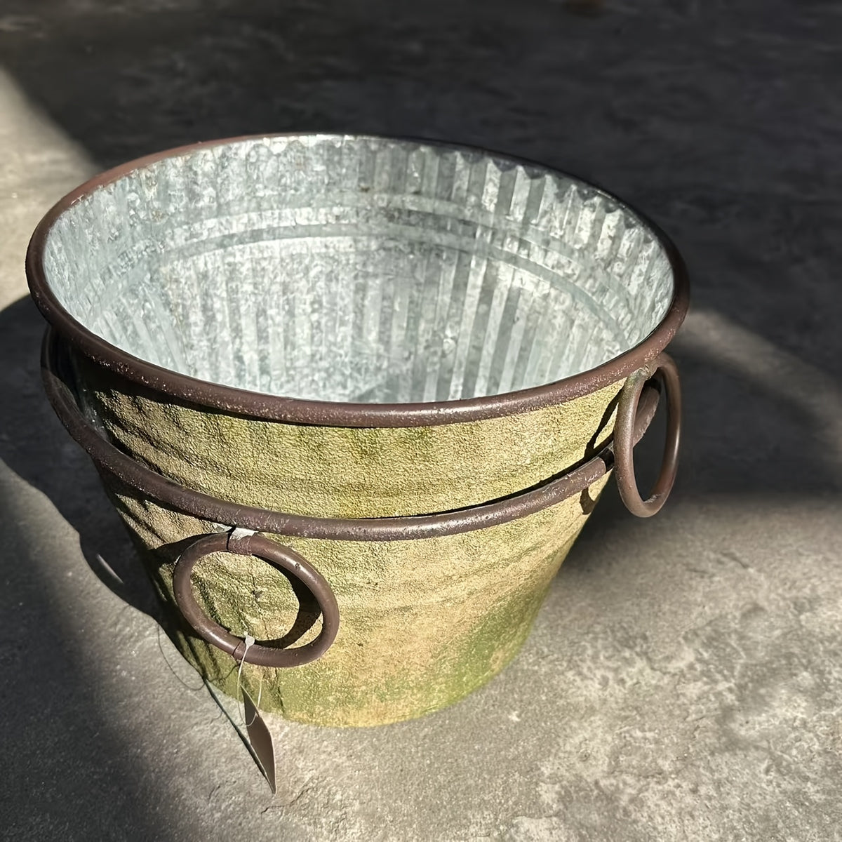 Pot de fleur en fer patiné vert mousse Ø 30 cm à deux anses