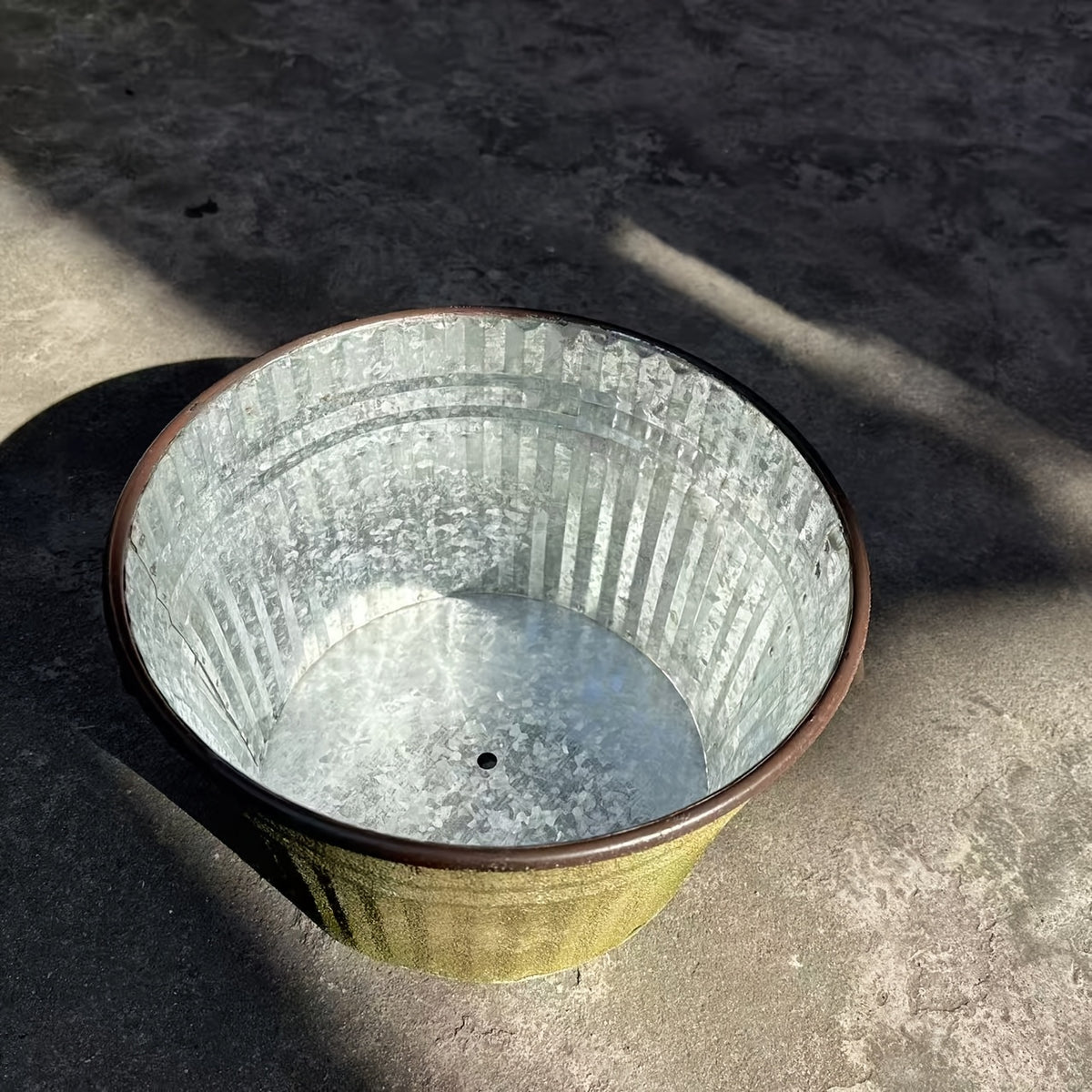 Pot de fleur en fer patiné vert mousse Ø 30 cm à deux anses