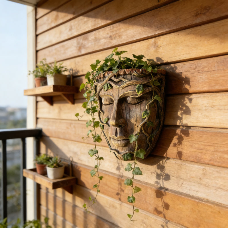 Pot de fleur mural visage sculpté en résine effet bois vieilli