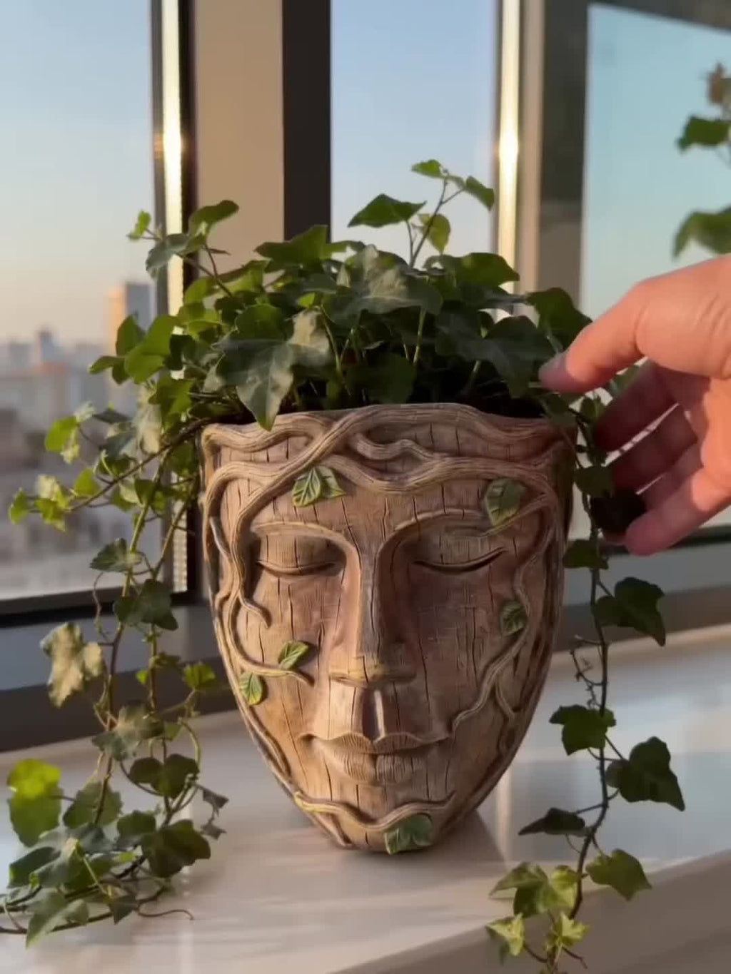Pot de fleur mural visage sculpté en résine effet bois vieilli