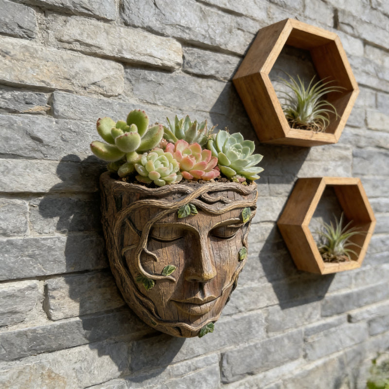 Pot de fleur mural visage sculpté en résine effet bois vieilli
